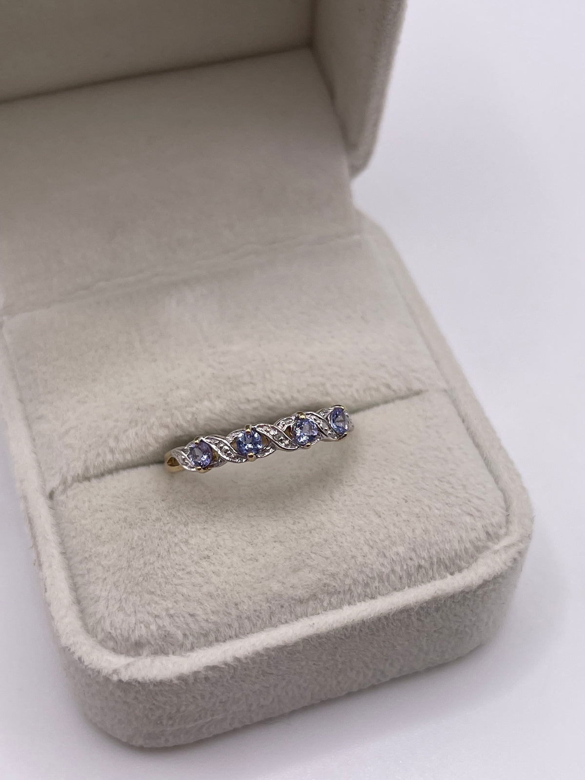 9ct gold tanzanite and diamond ring