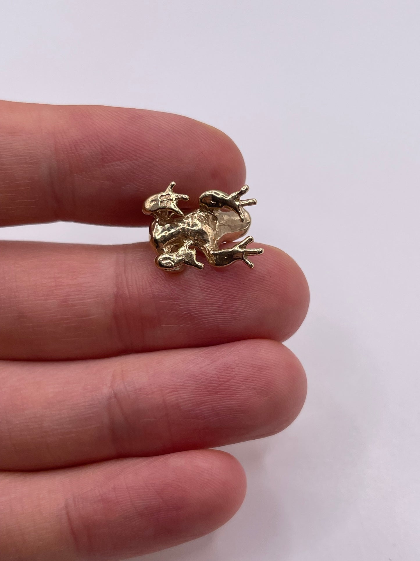 9ct gold frog charm