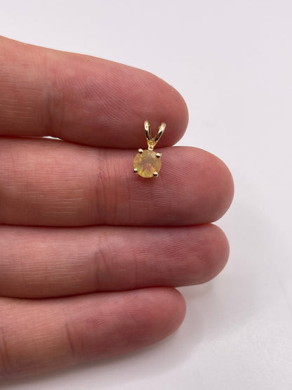 9ct gold opal pendant