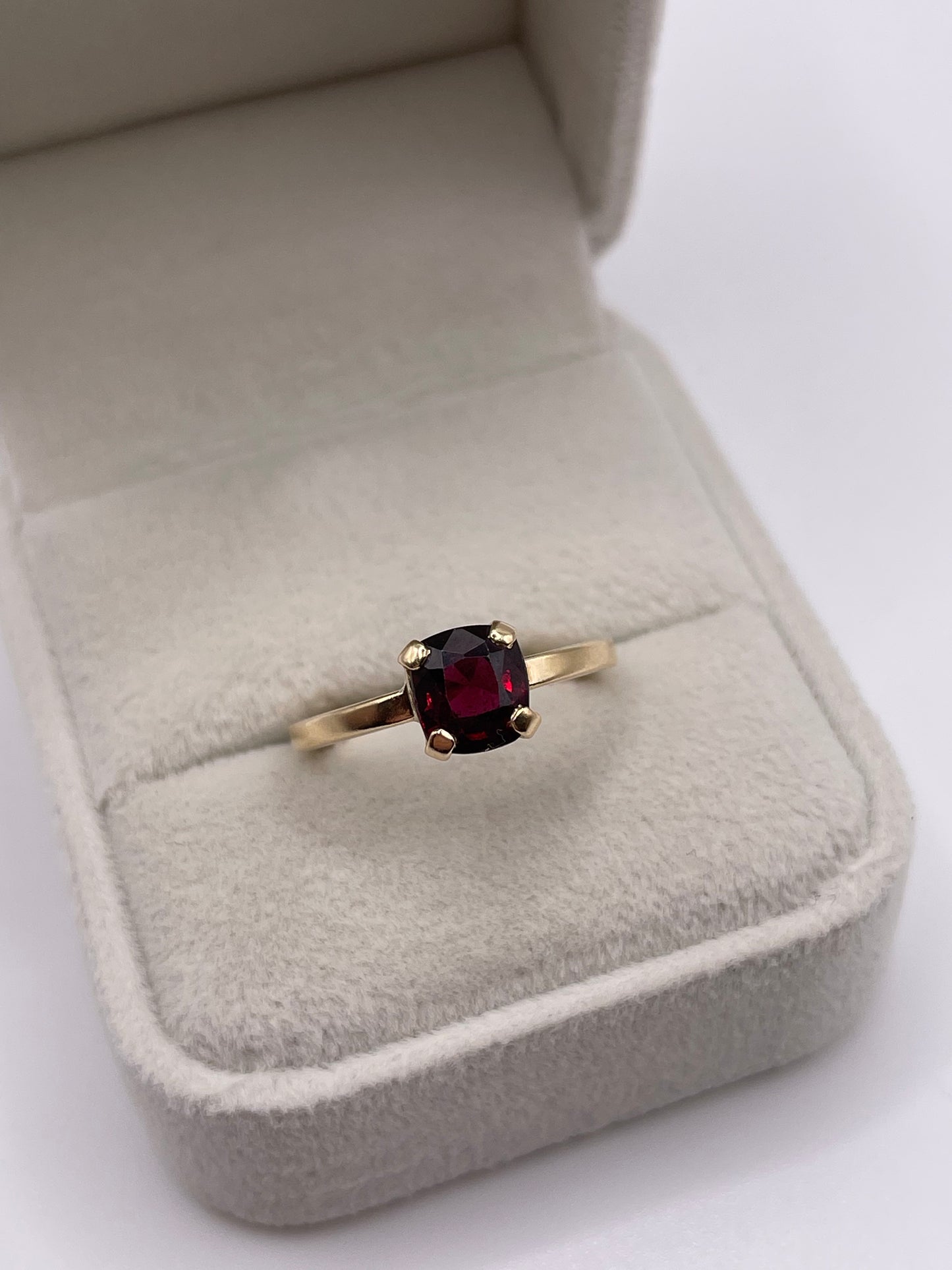 9ct gold garnet ring