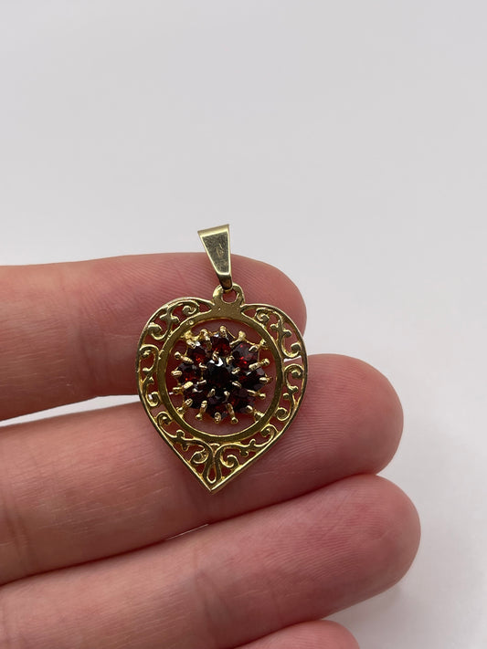 9ct gold garnet heart pendant