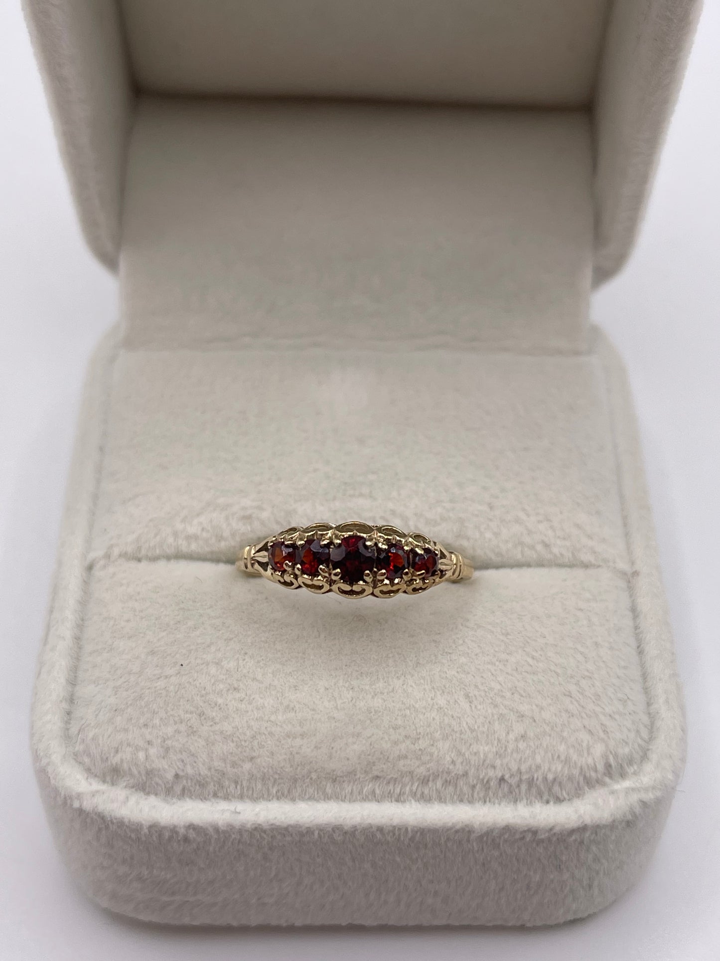9ct gold garnet ring
