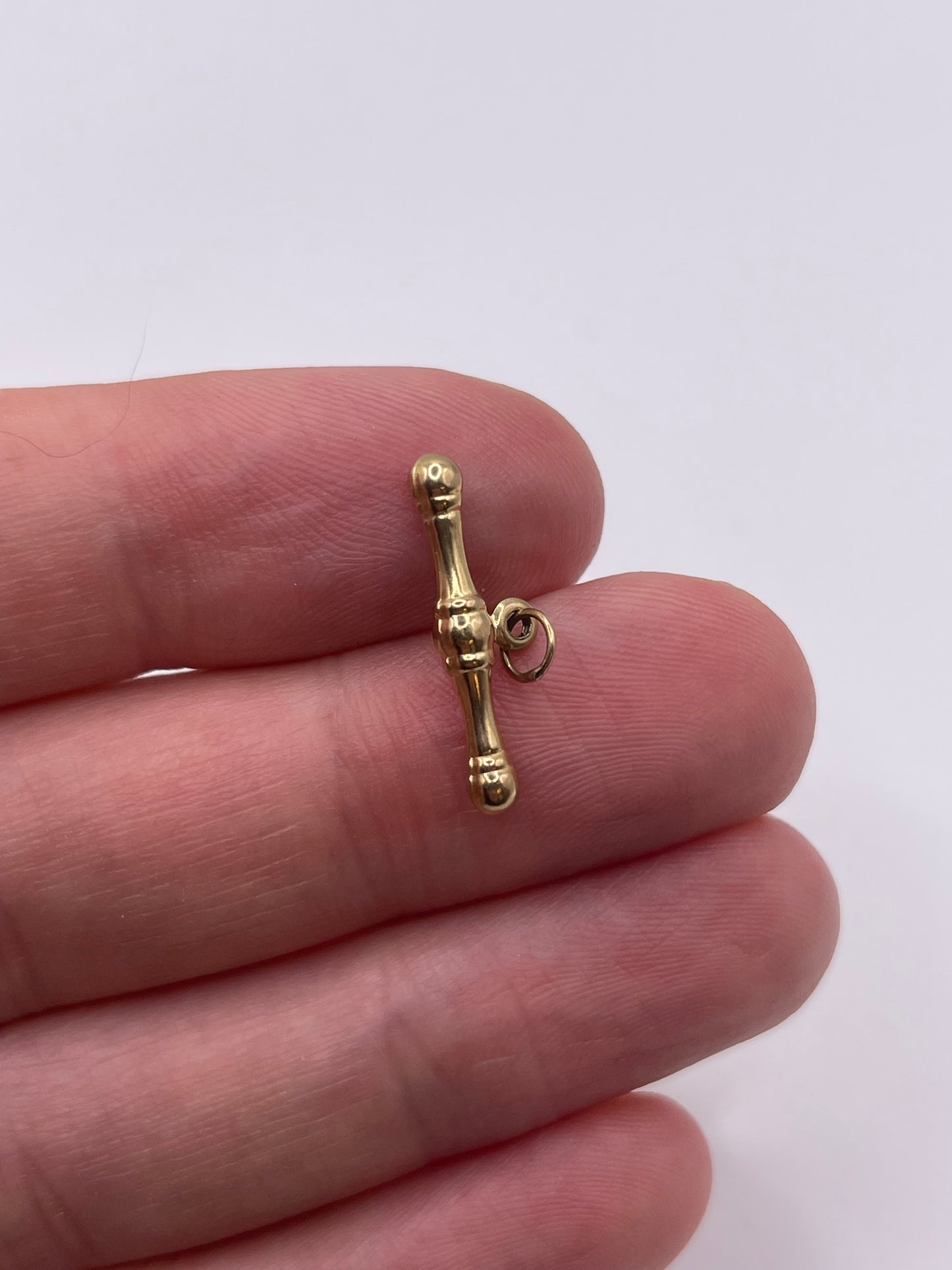 9ct gold t bar pendant