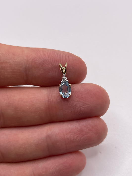 9ct gold topaz and diamond pendant