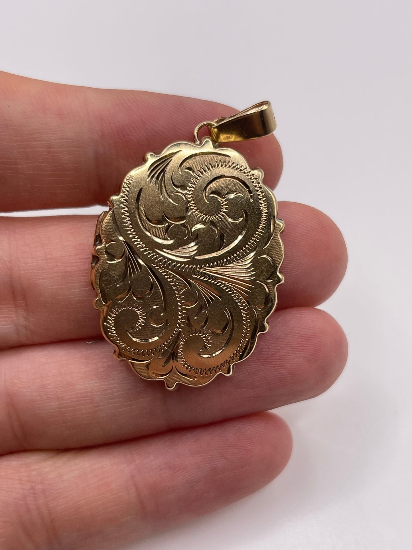 9ct gold locket pendant