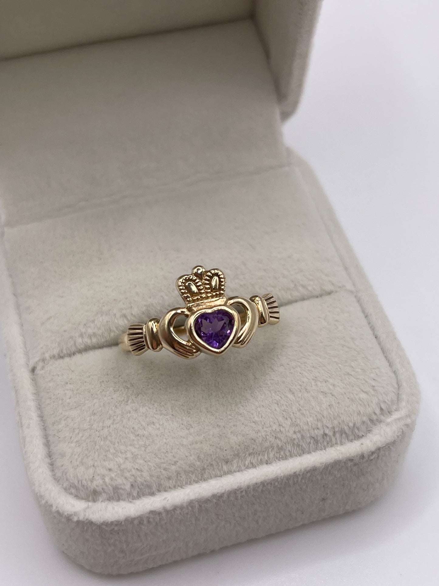 9ct gold amethyst claddagh ring