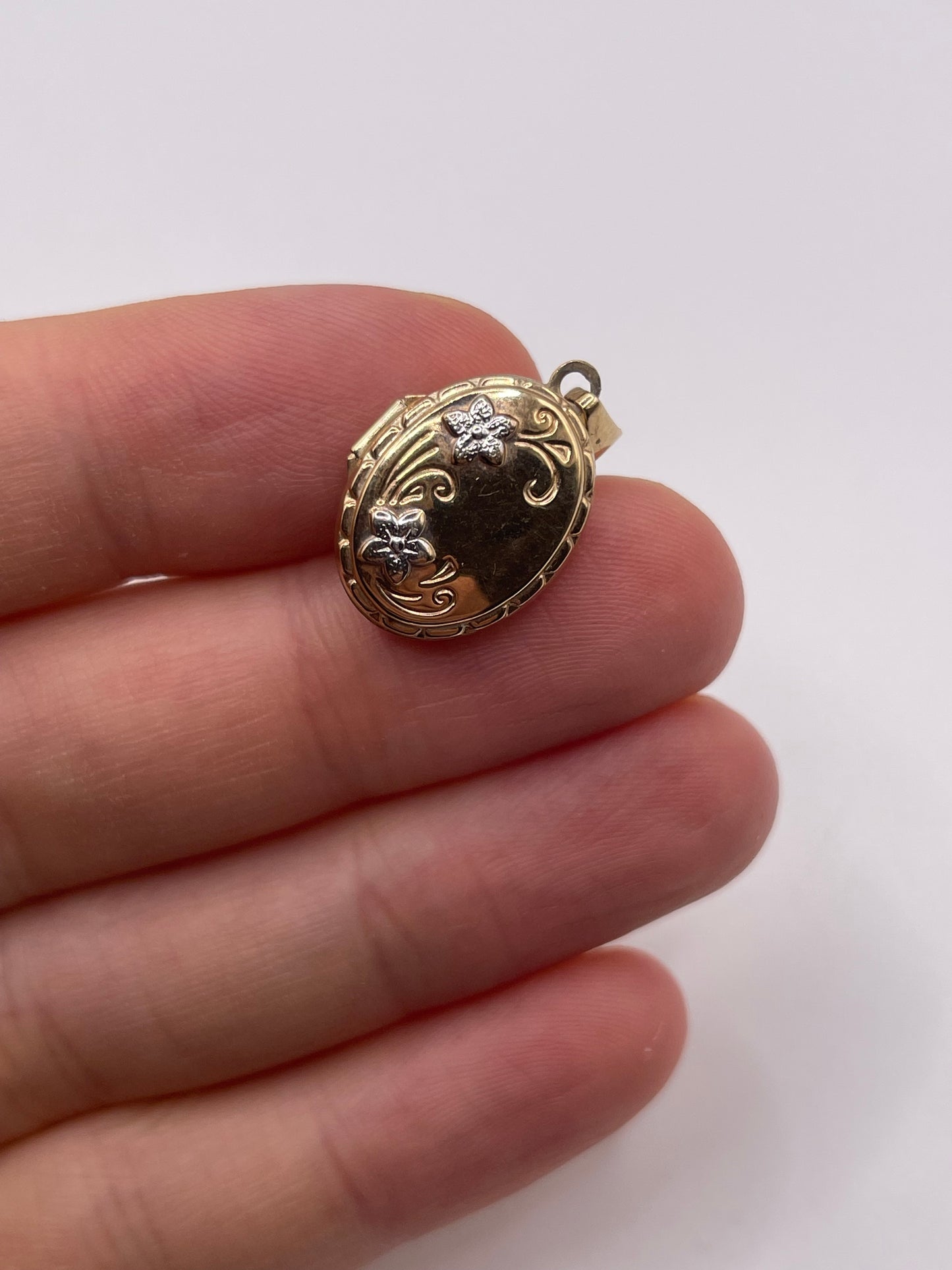 9ct gold locket pendant
