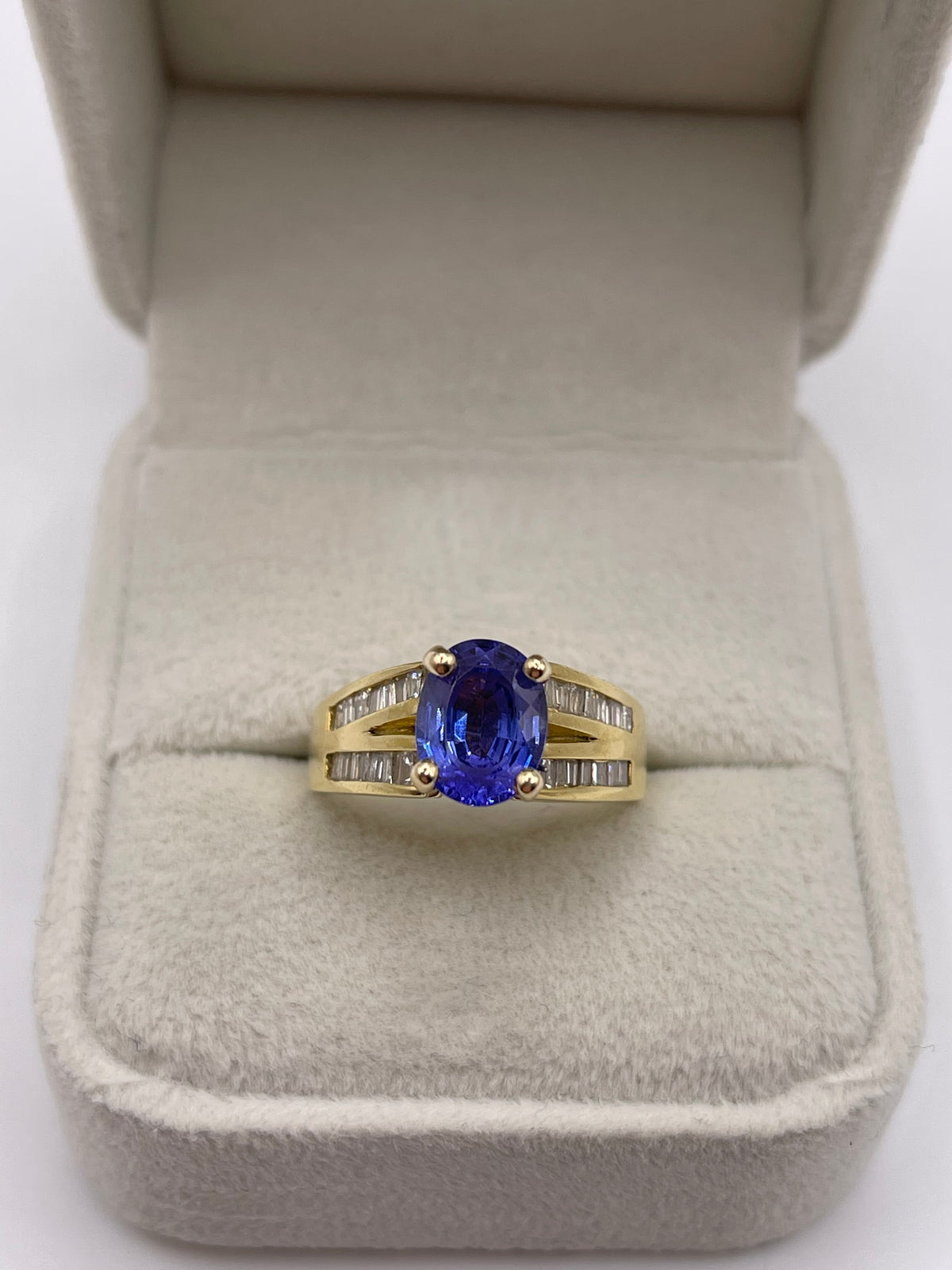 18ct gold tanzanite and diamond ring