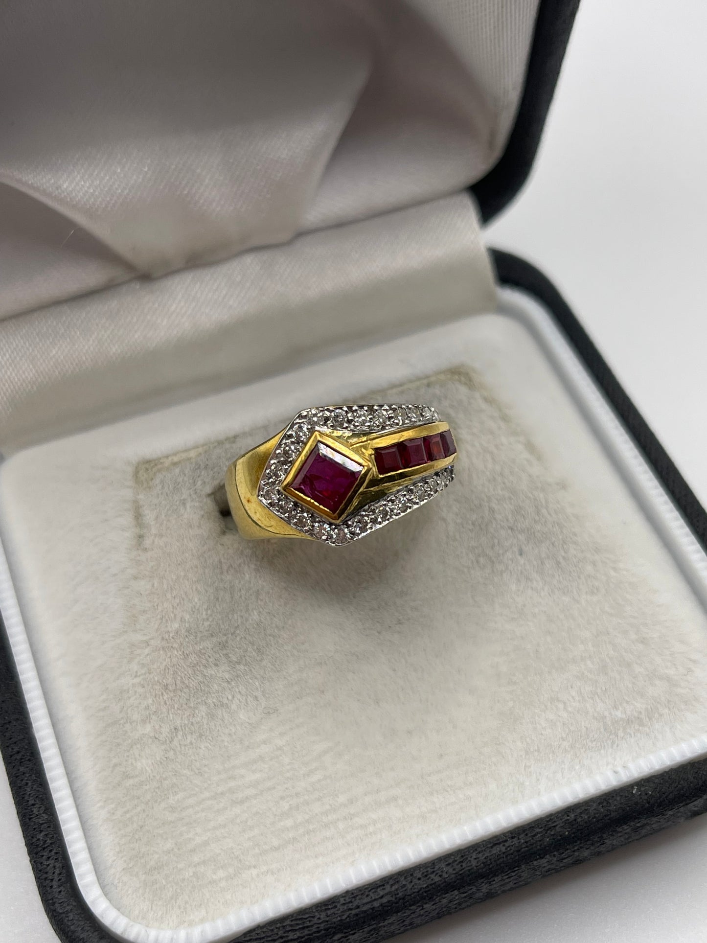 18ct gold ruby and diamond ring