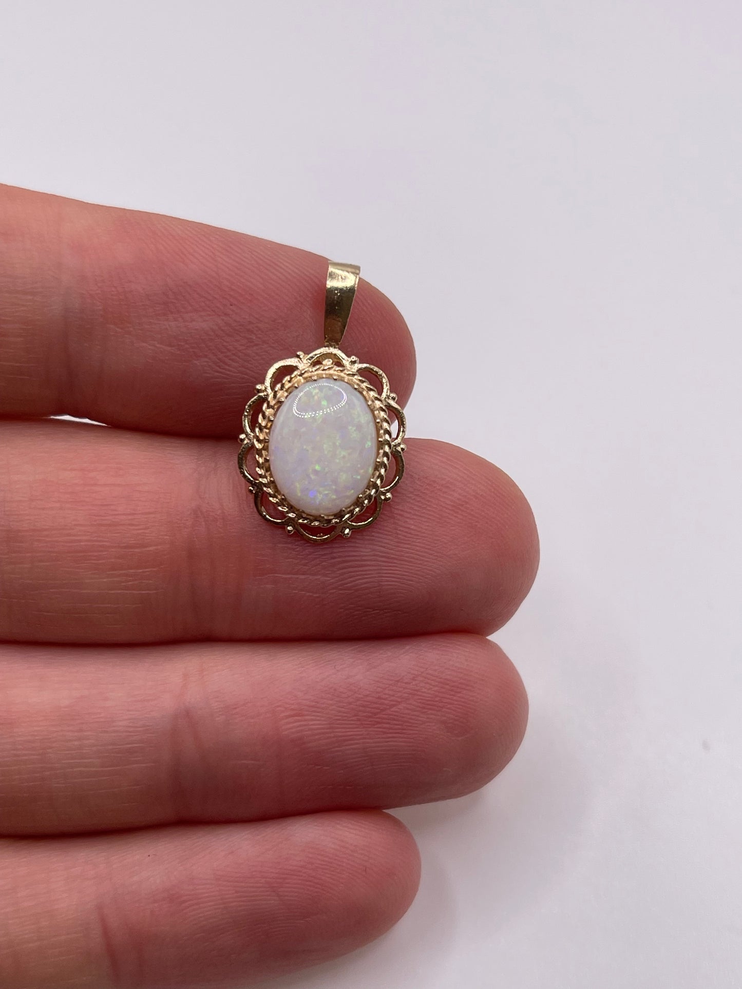 9ct gold opal pendant