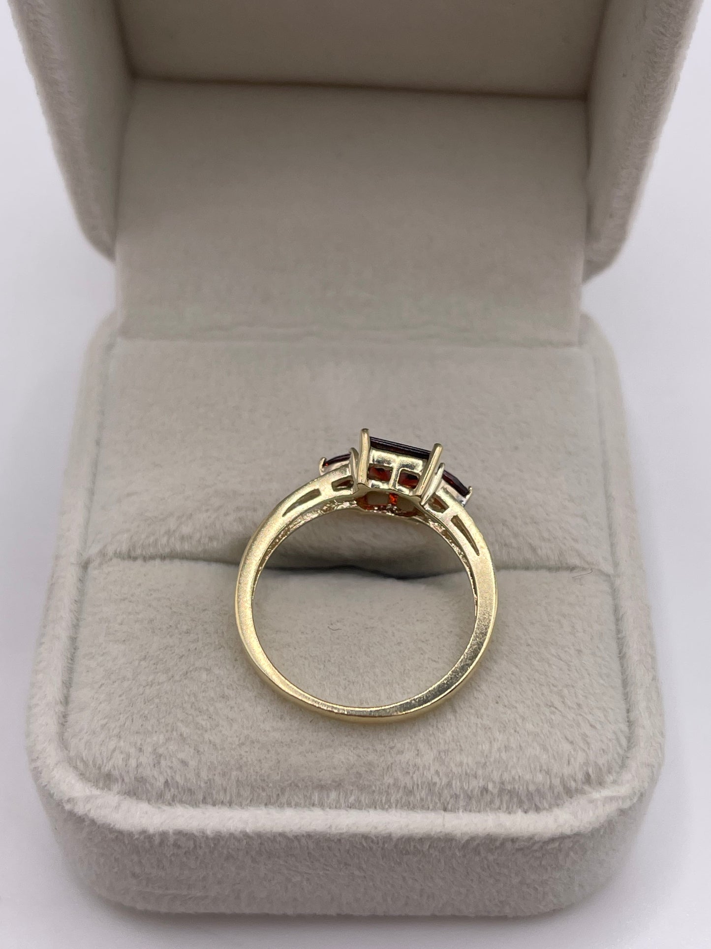 9ct gold garnet and diamond ring