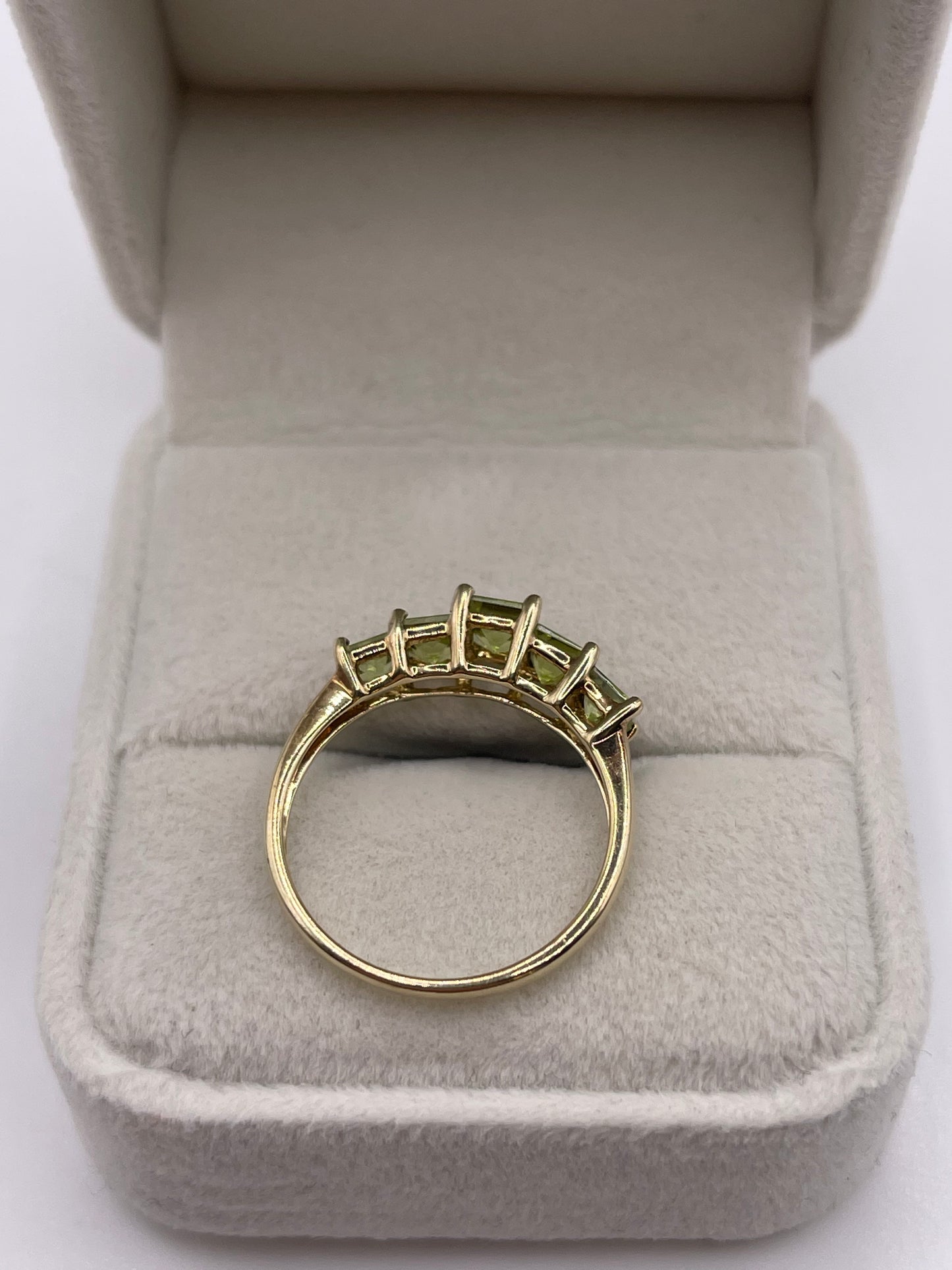 9ct gold peridot ring