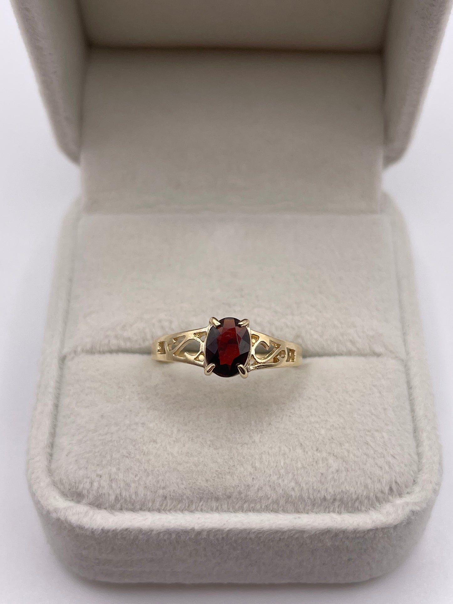 9ct gold garnet ring