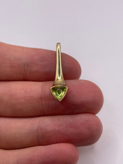 9ct gold cabochon peridot pendant