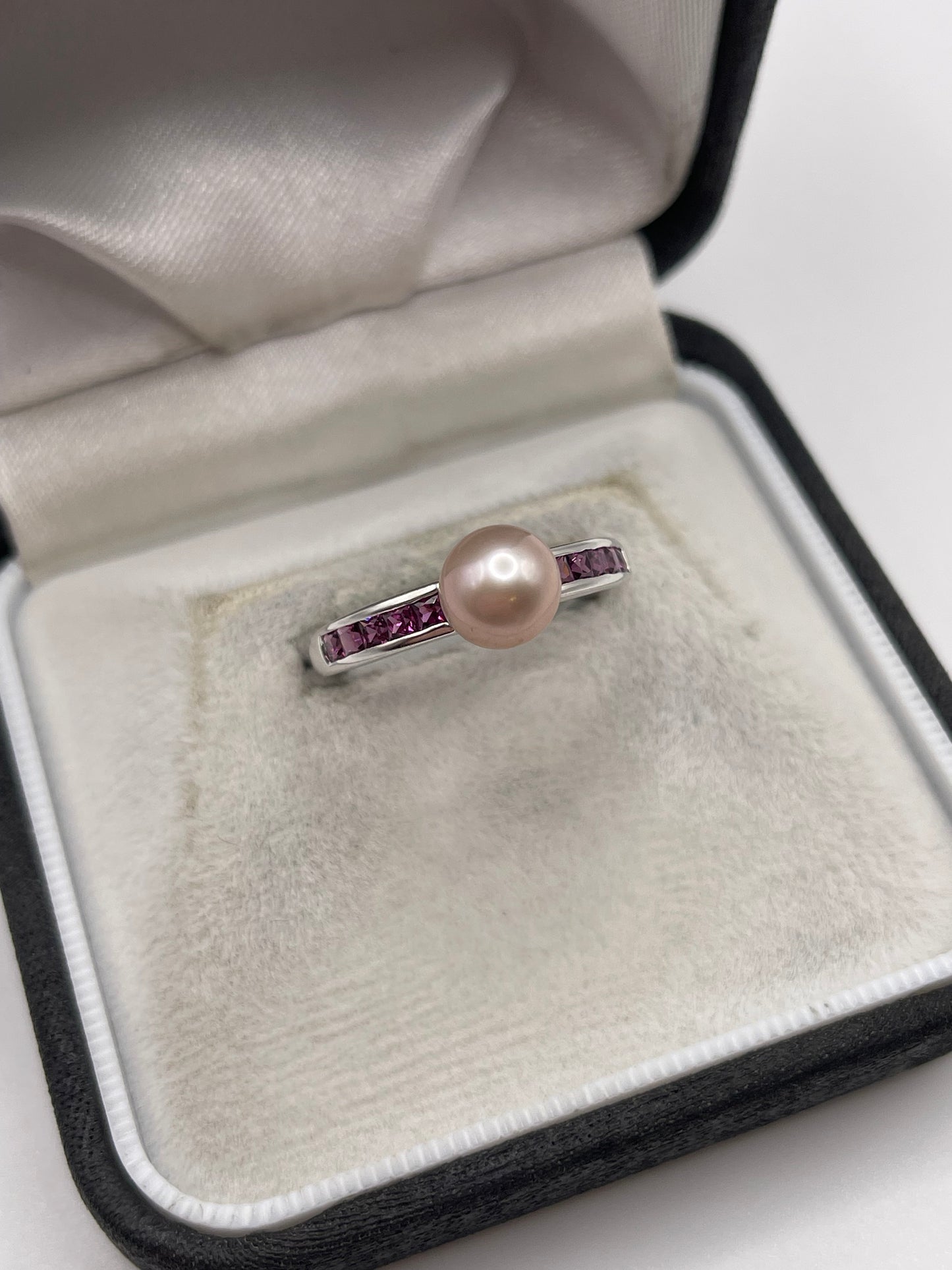 9ct white gold pearl and garnet ring