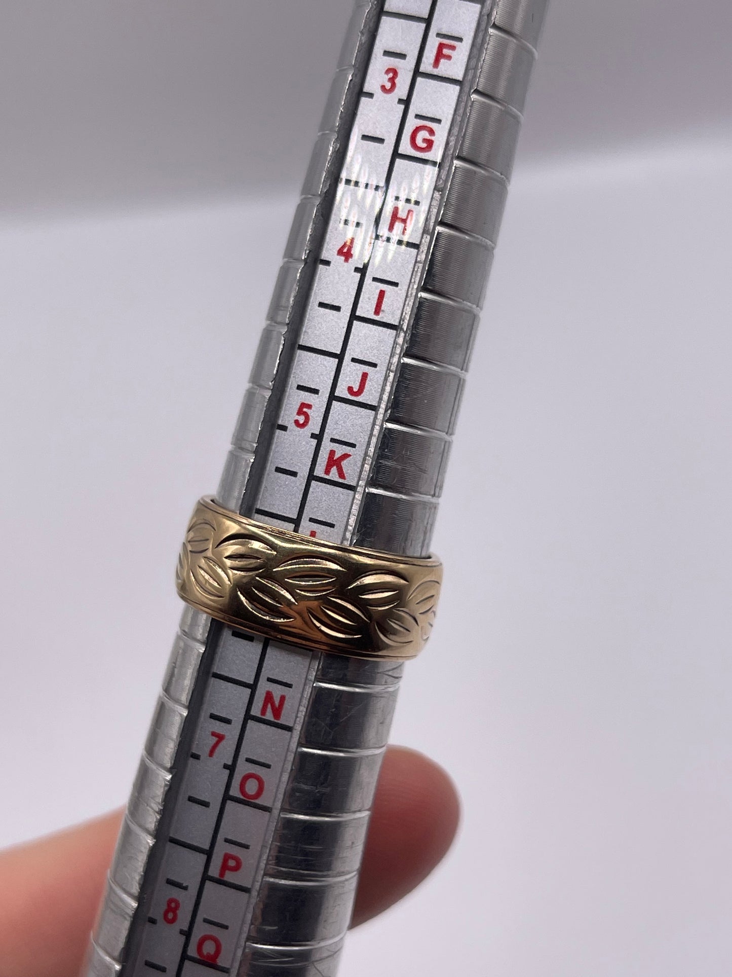 9ct gold patterned band