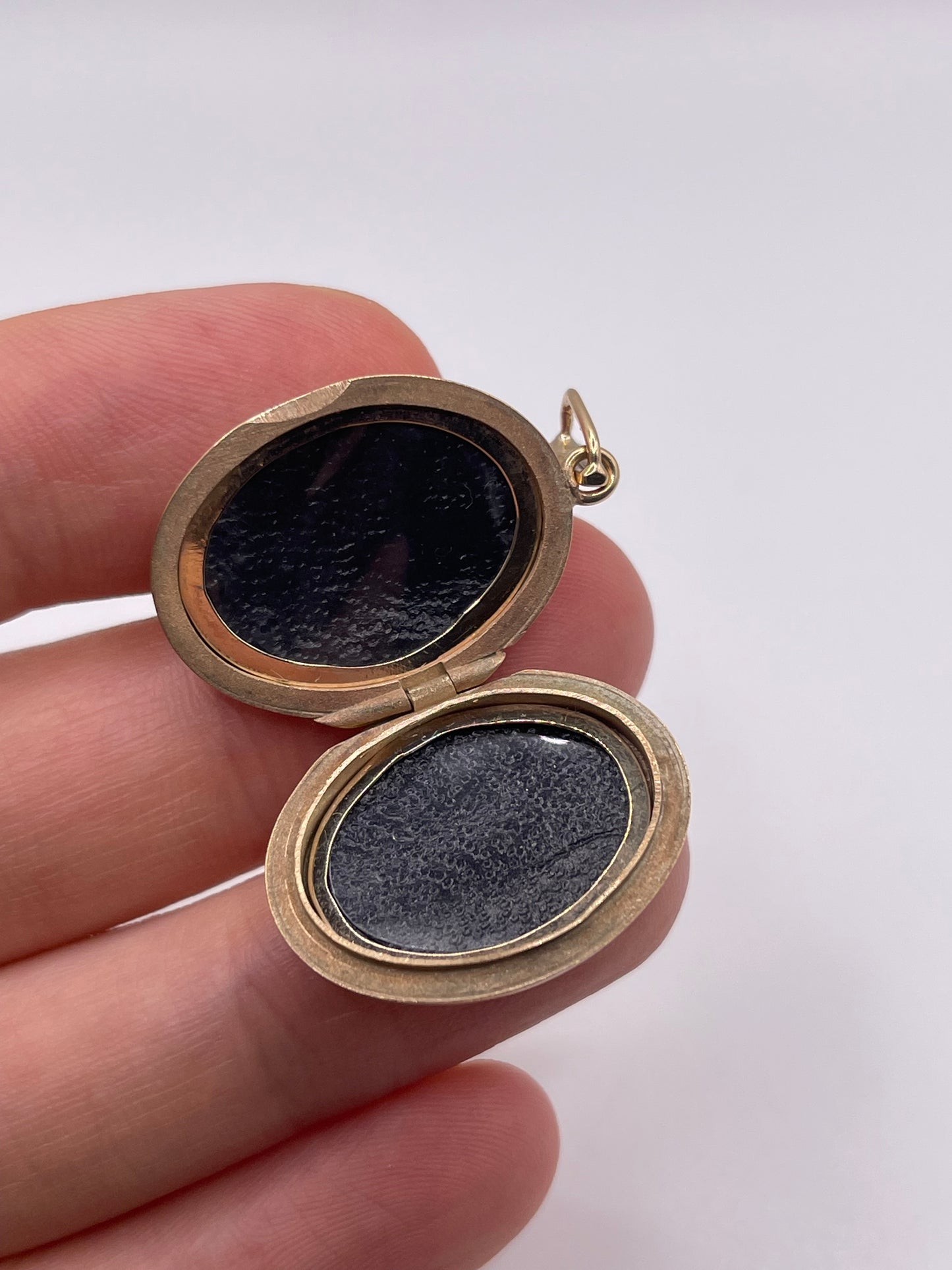 9ct gold diamond locket pendant