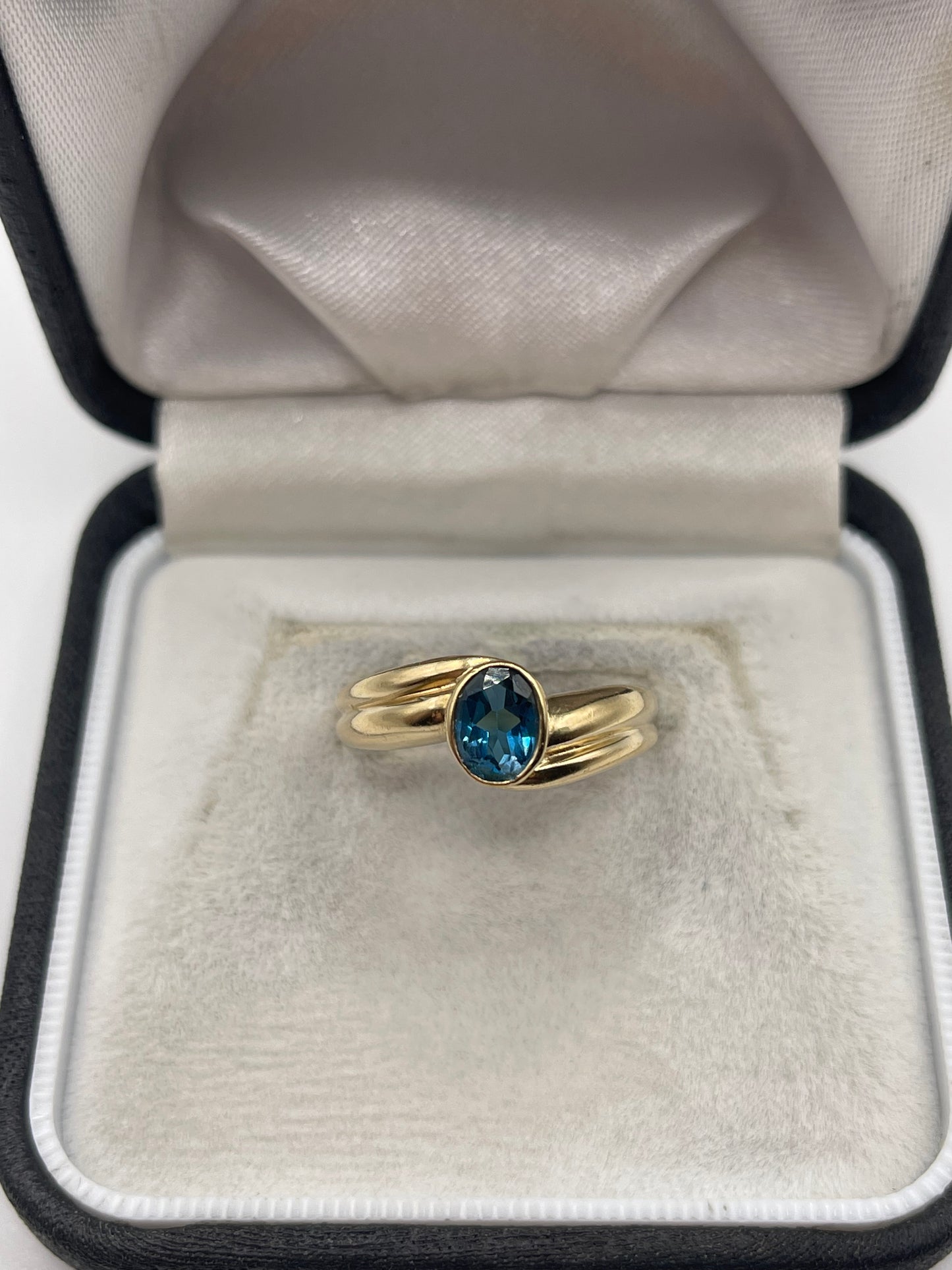 9ct gold blue topaz ring