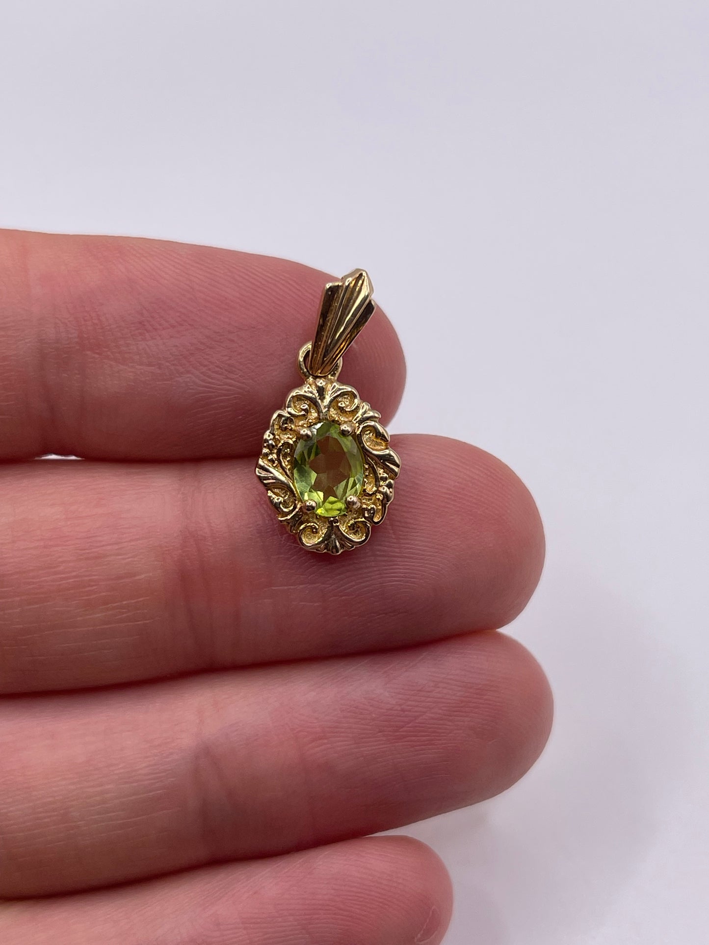 9ct gold peridot pendant
