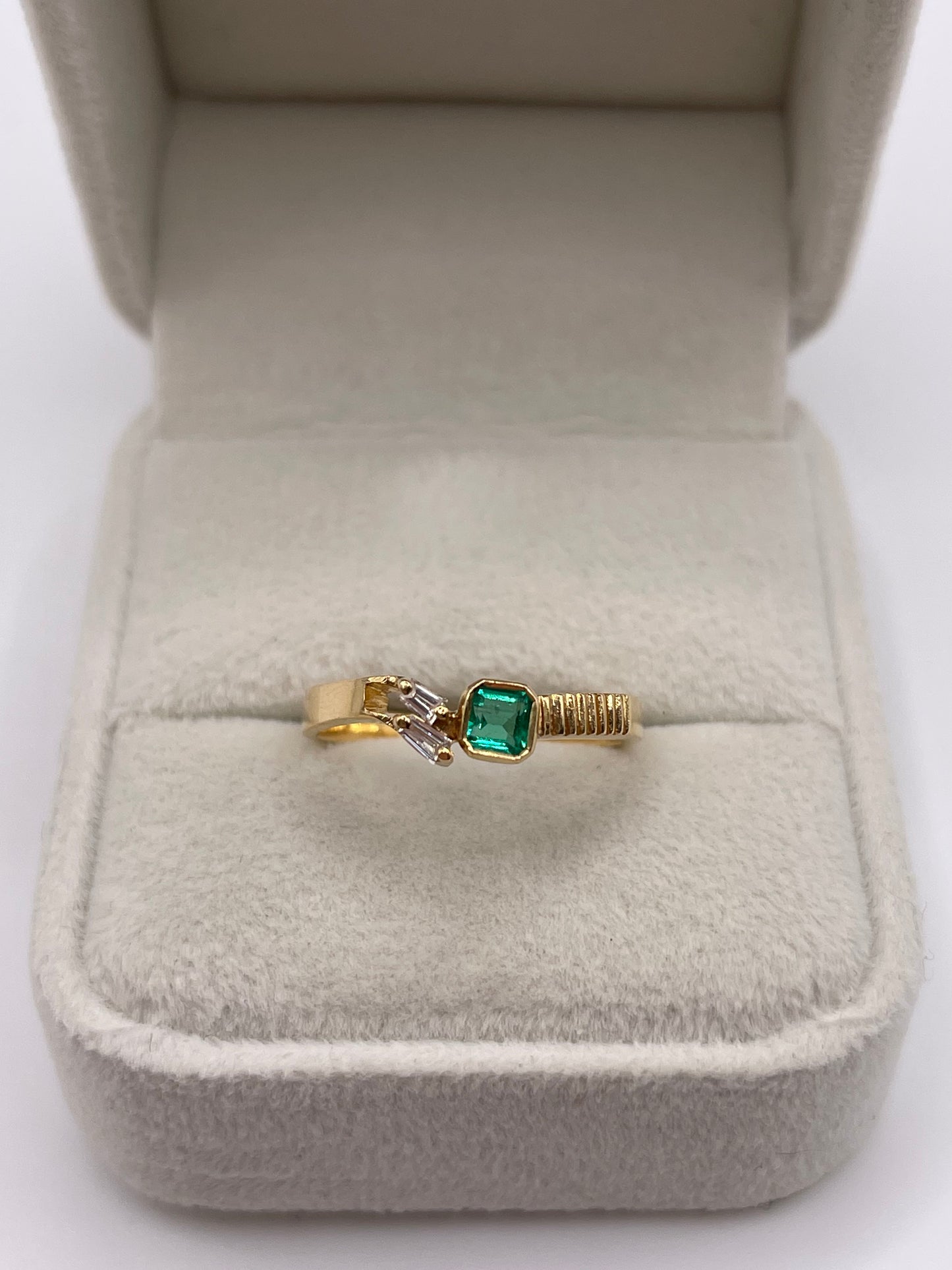 18ct gold emerald and diamond ring