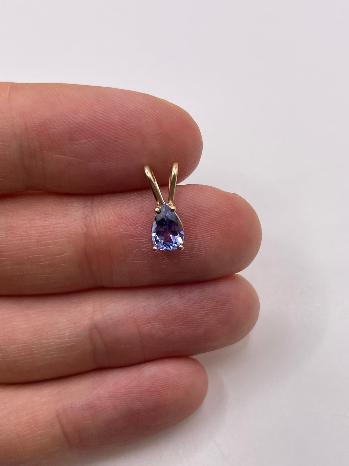 9ct gold tanzanite pendant