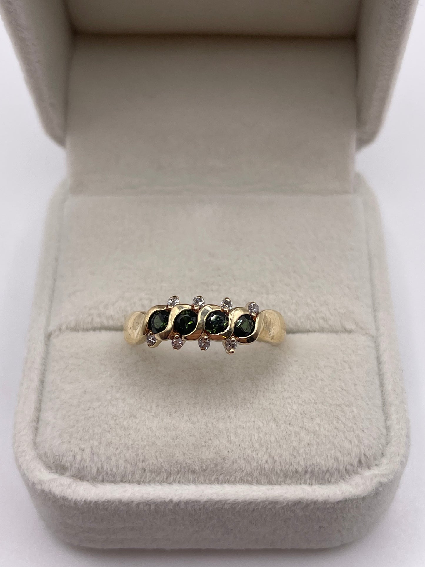9ct gold green sapphire and diamond ring