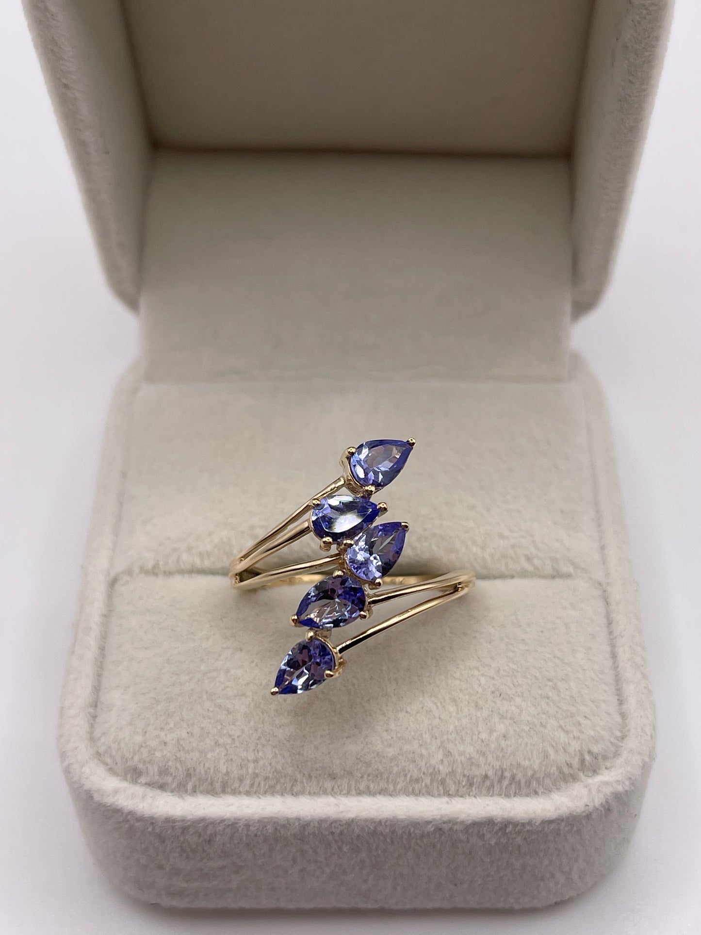 9ct gold tanzanite ring