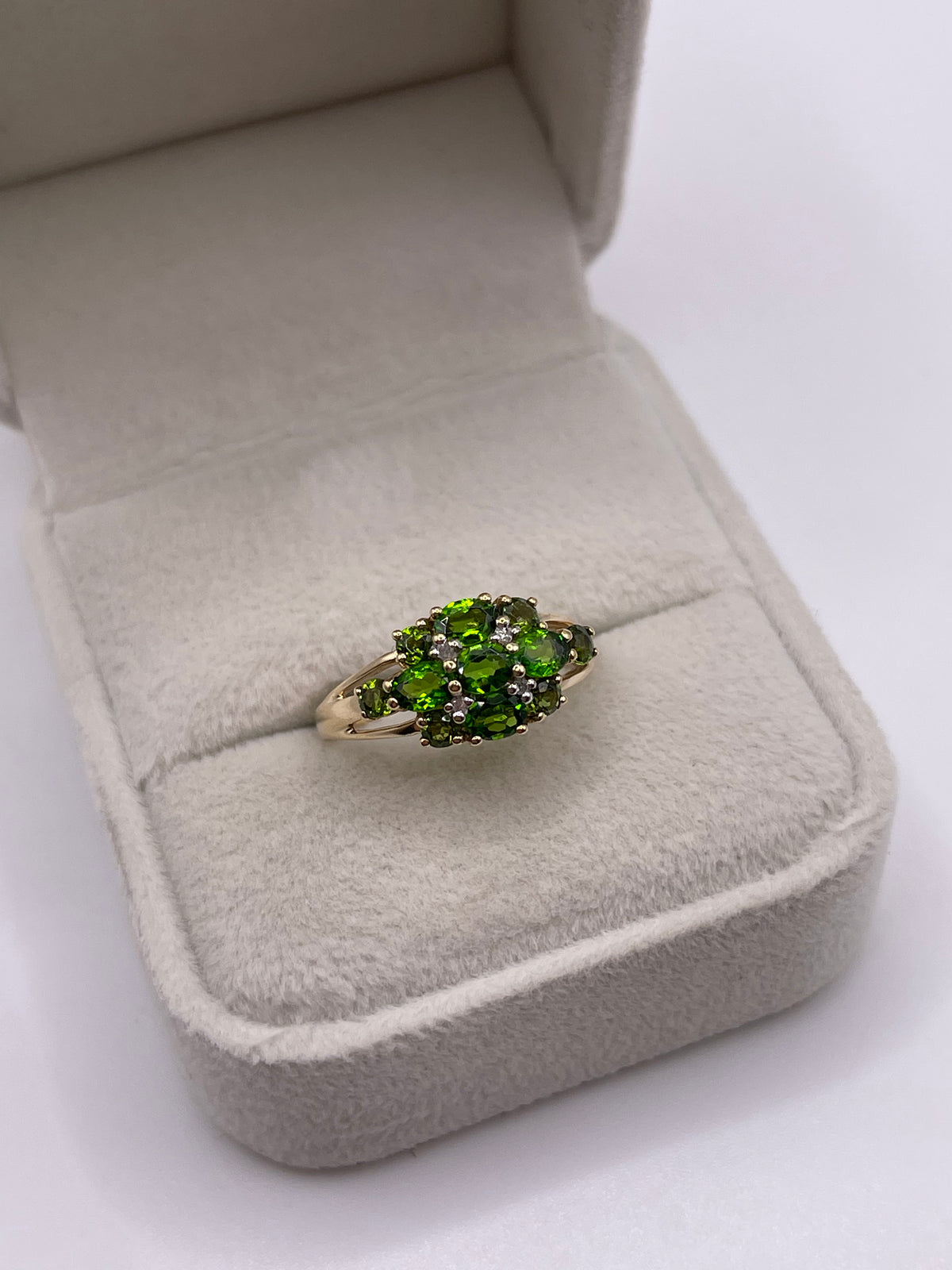 9ct gold diopside and diamond ring