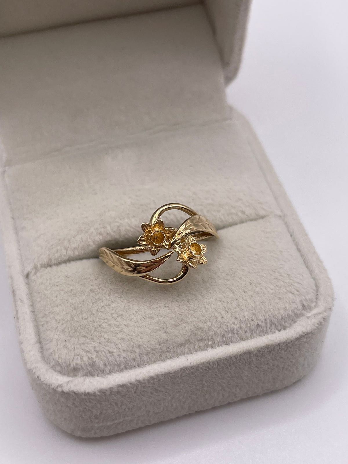 9ct gold flower ring
