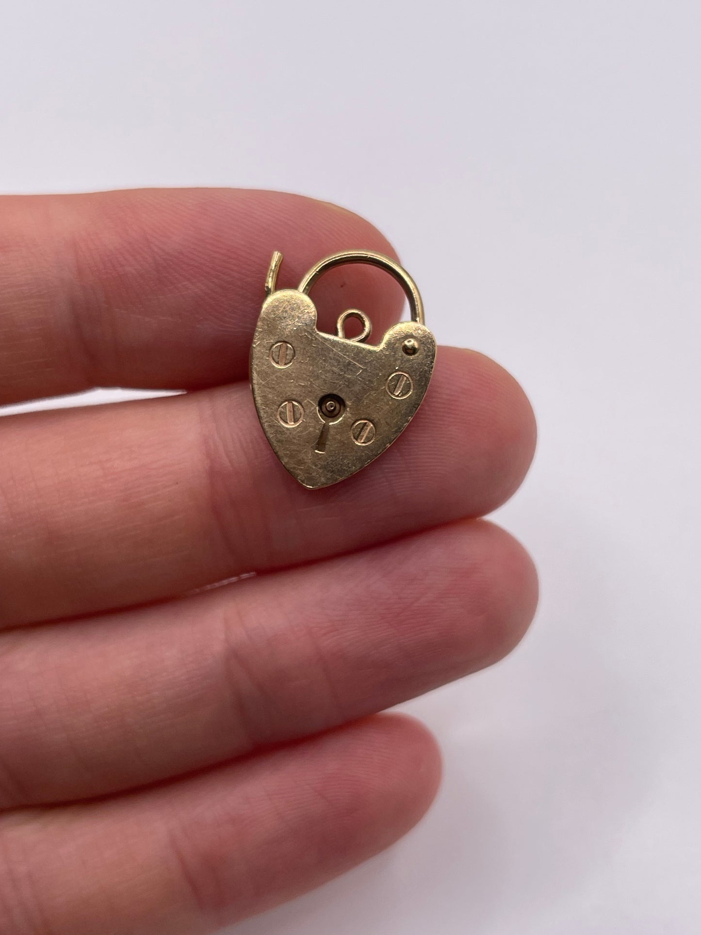9ct gold padlock 1