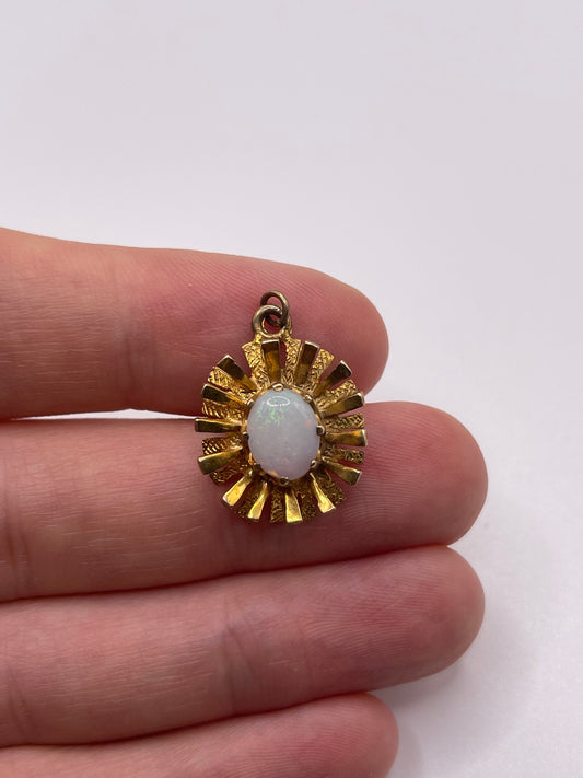 9ct gold opal pendant