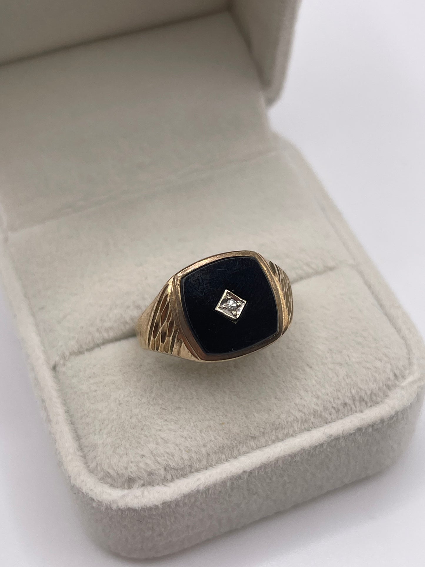 9ct gold onyx and diamond ring