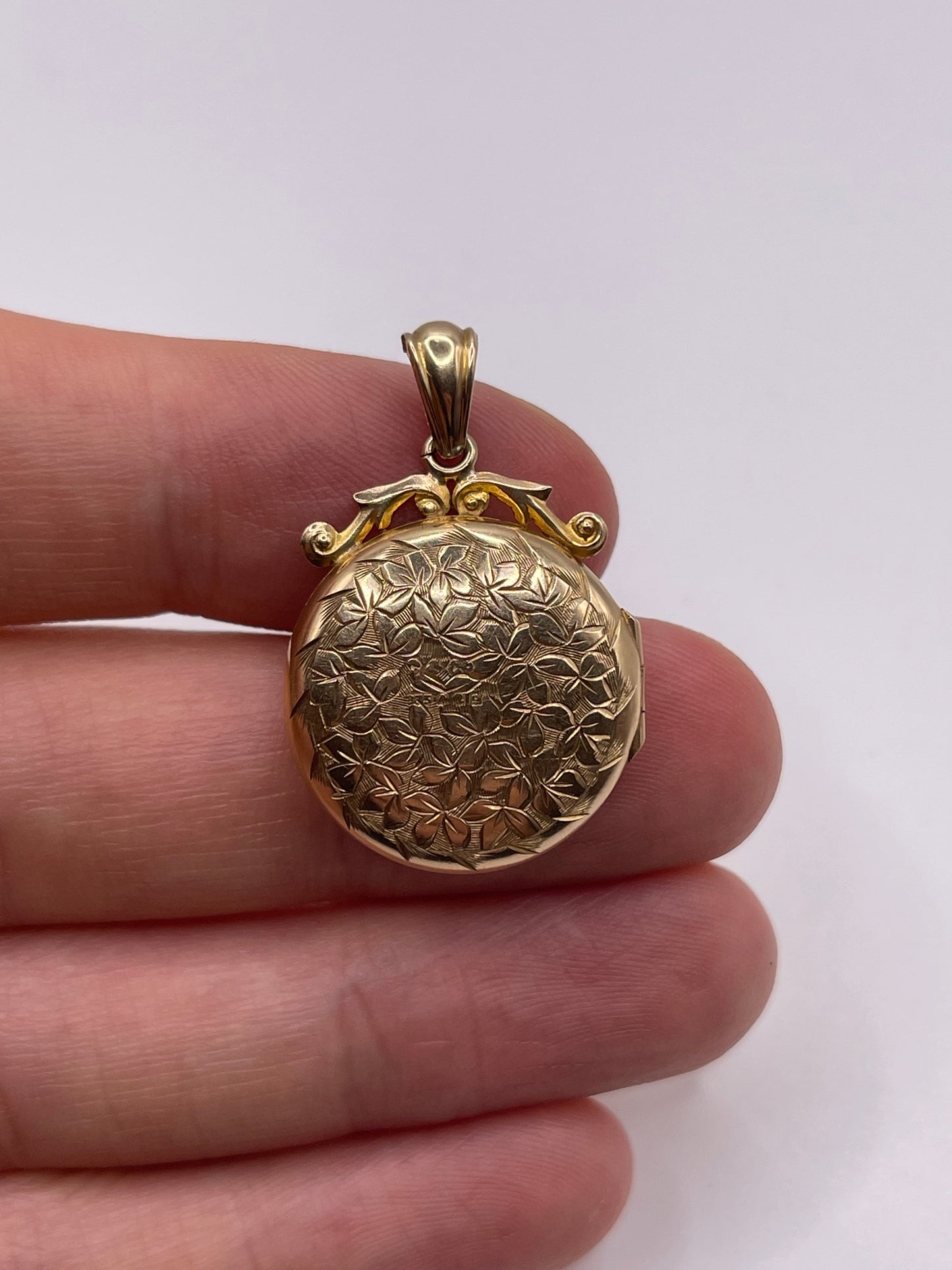 9ct gold locket pendant