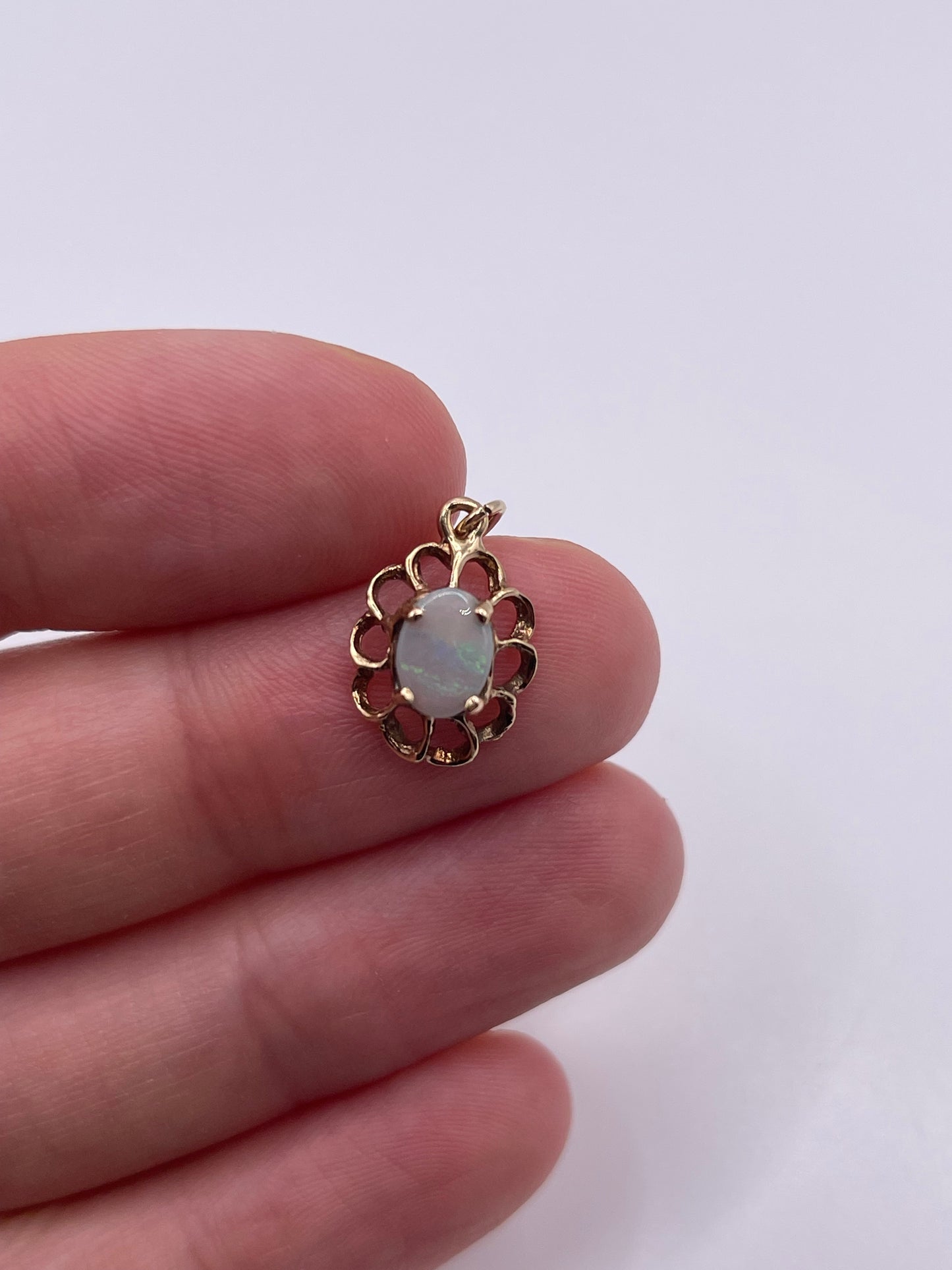 9ct gold opal pendant