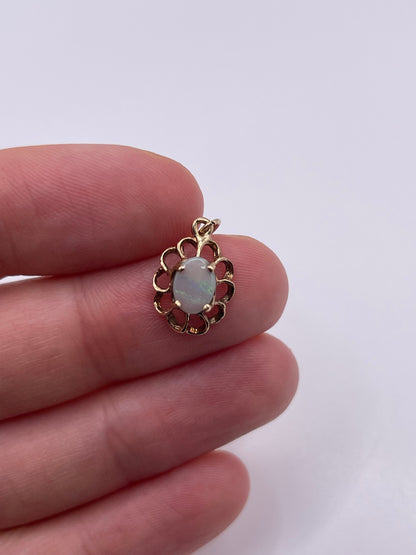 9ct gold opal pendant