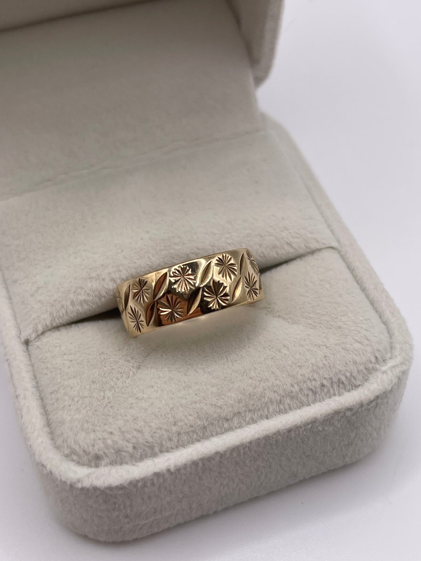 9ct gold patterned band