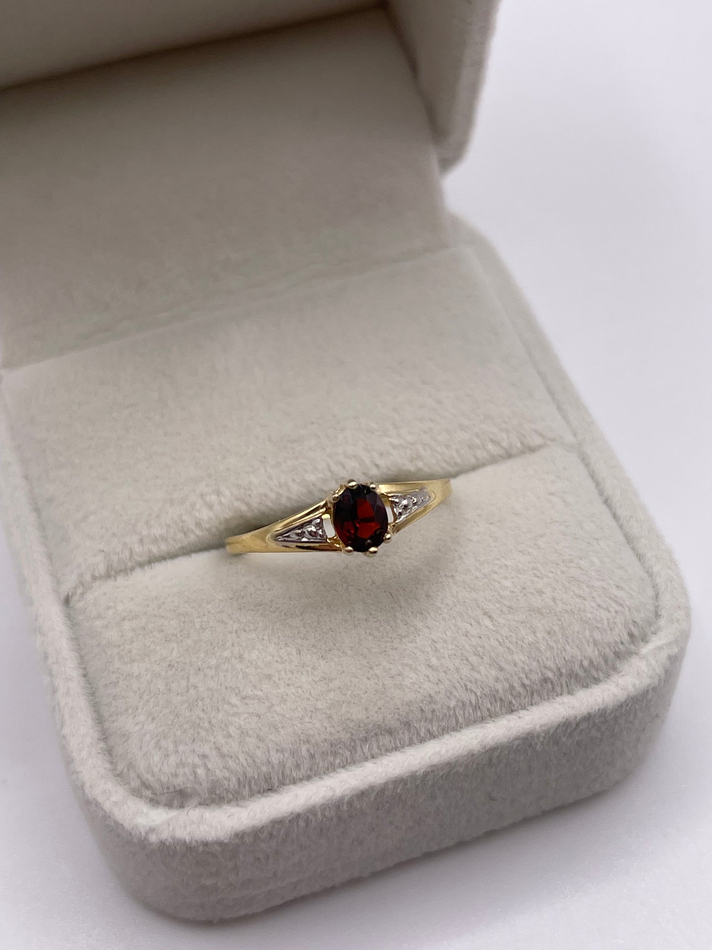 8ct gold garnet ring