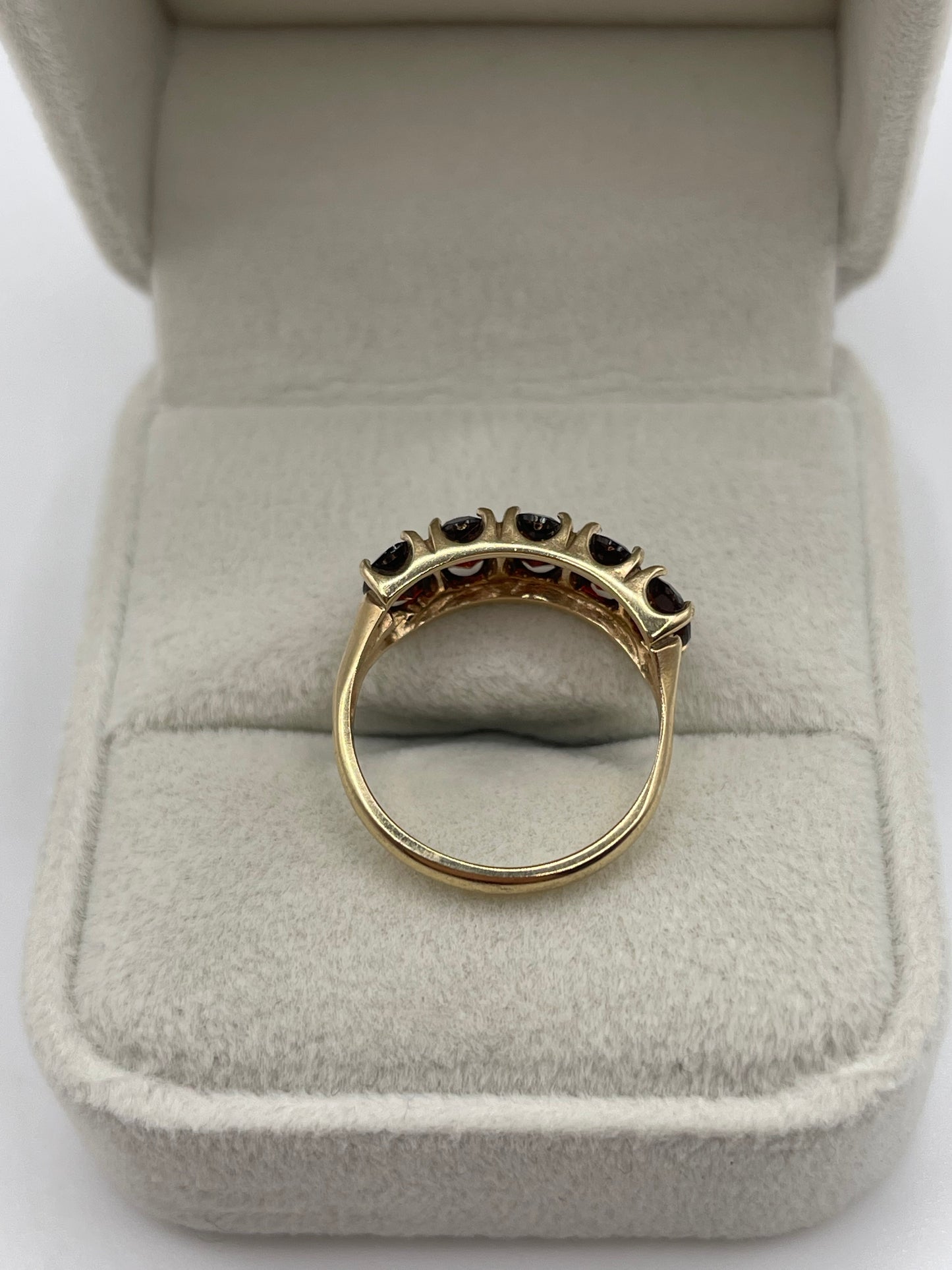9ct gold garnet ring