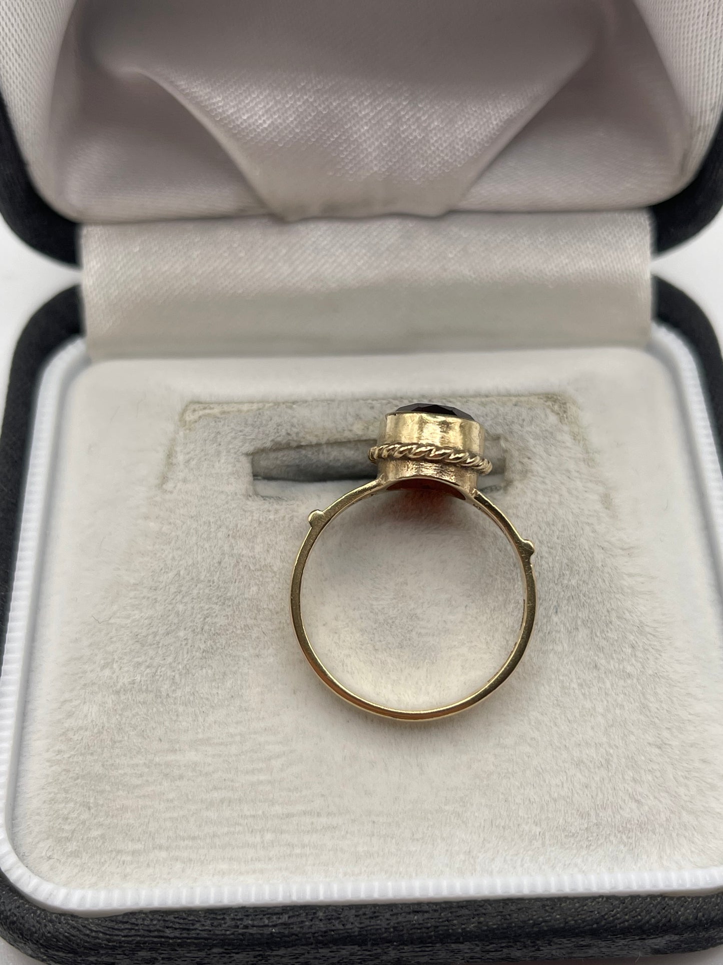 9ct gold garnet ring