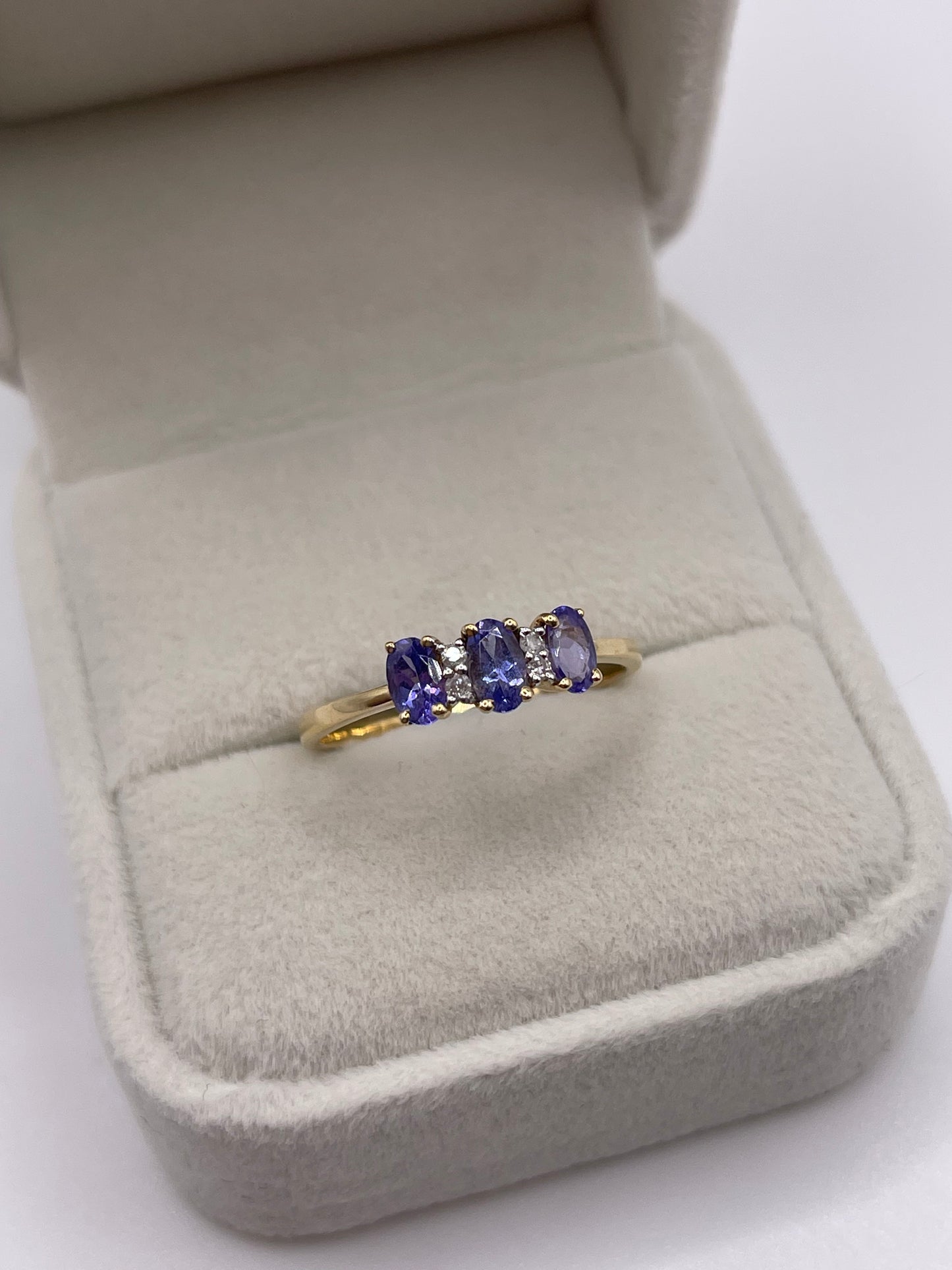 14ct gold tanzanite and diamond ring