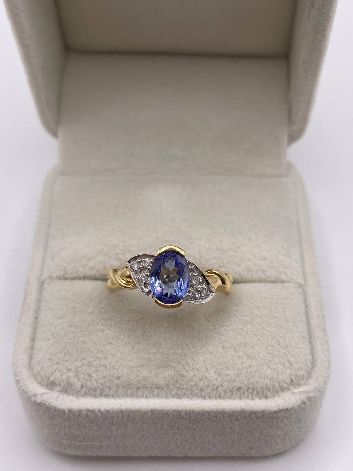 18ct gold tanzanite and diamond ring