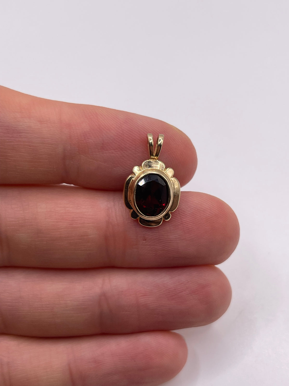9ct gold garnet pendant