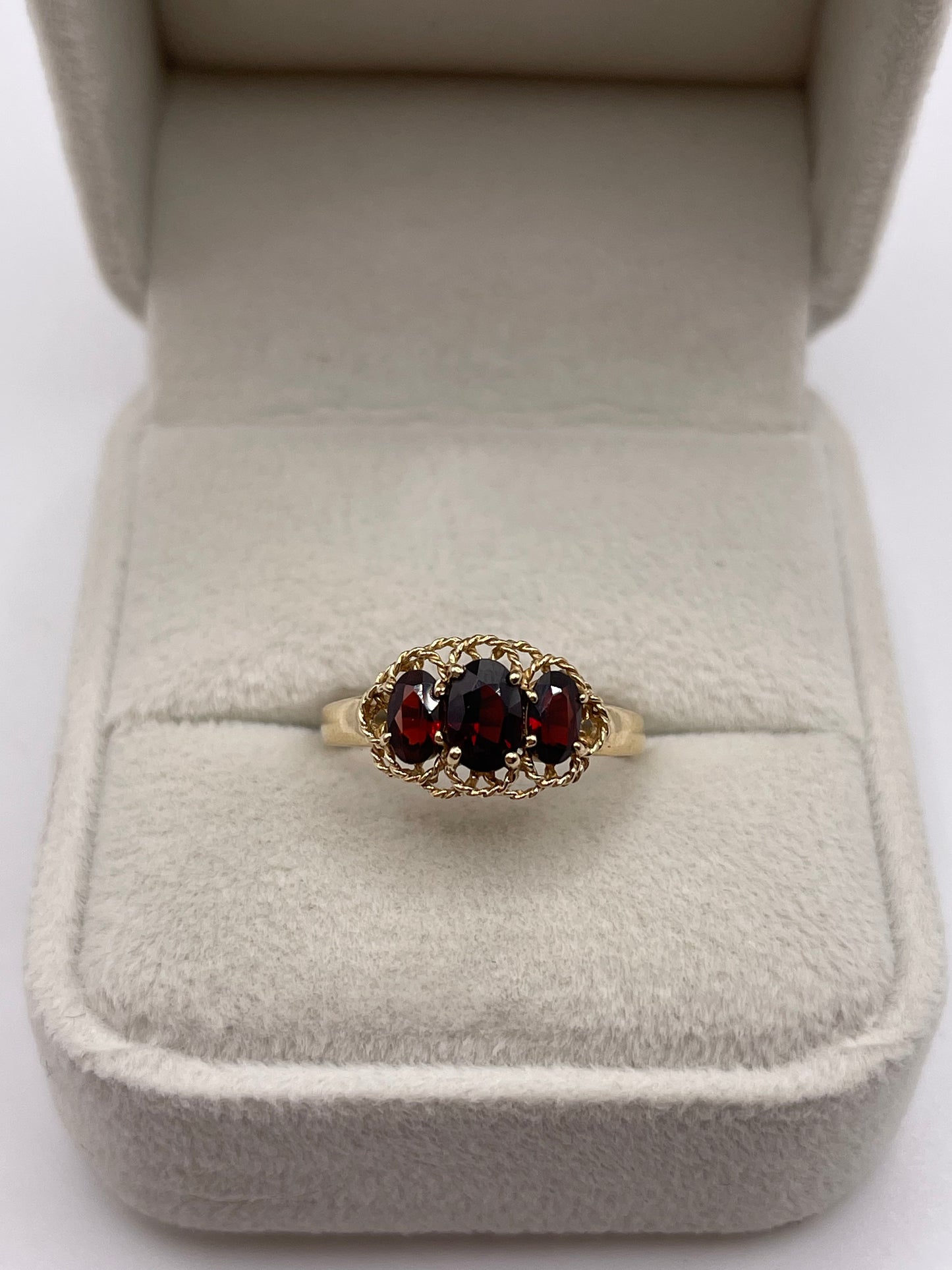 9ct gold garnet ring