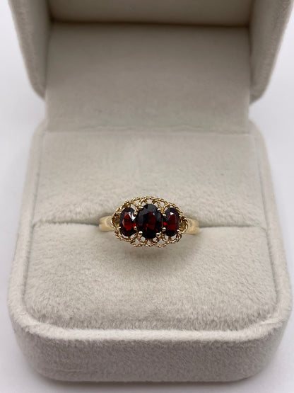 9ct gold garnet ring
