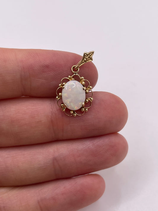 9ct gold opal pendant