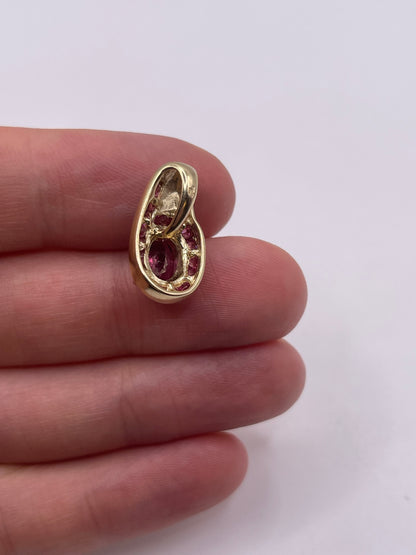 9ct gold garnet pendant