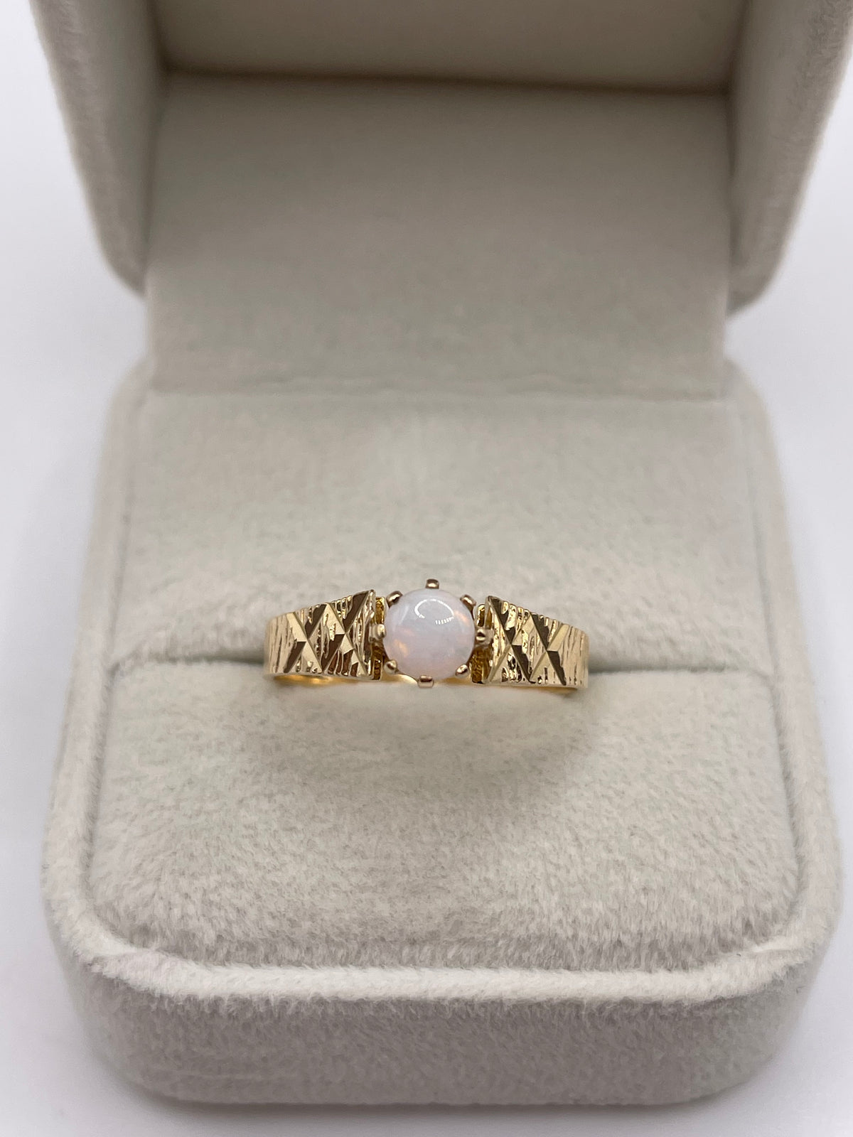 9ct gold opal ring