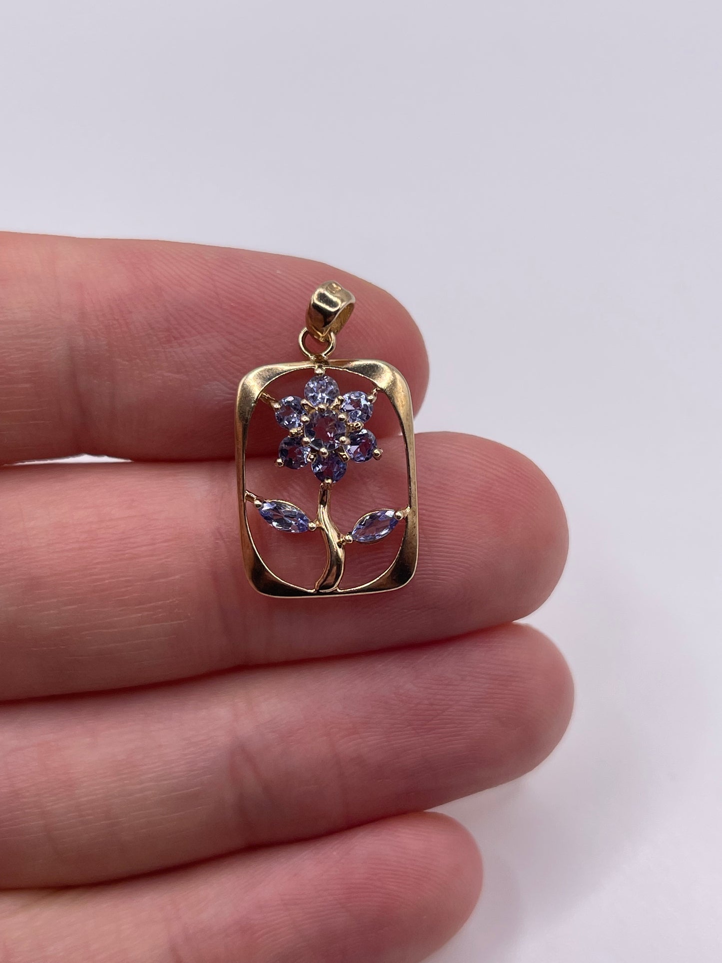 9ct gold tanzanite cluster pendant
