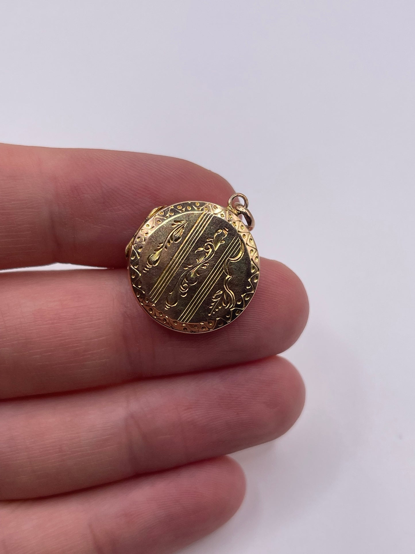 9ct gold locket pendant