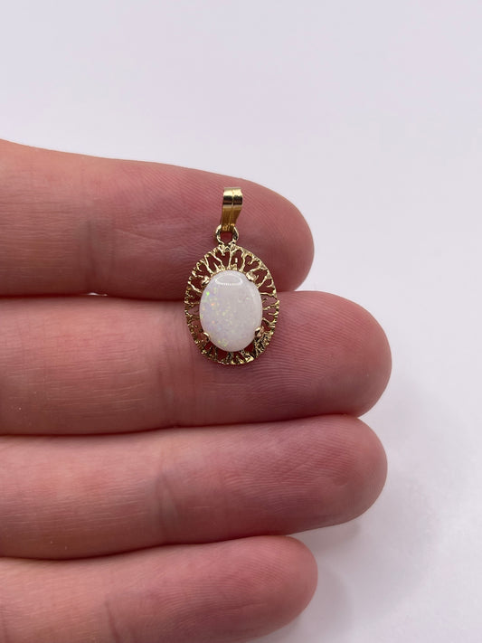 9ct gold opal pendant